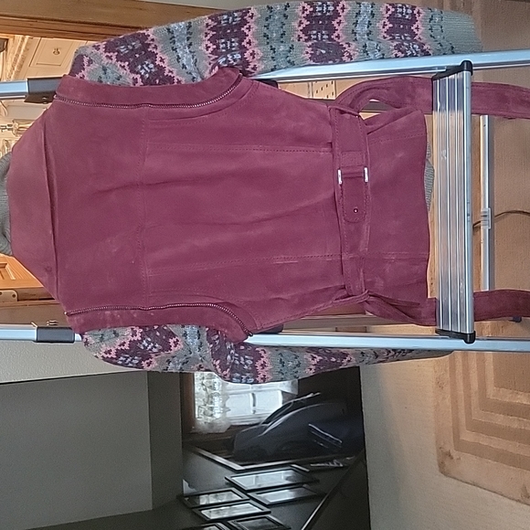 Suede wine colored vest with decorative zippers - Picture 2 of 4
